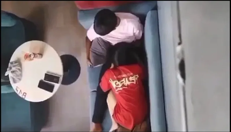 Quay lén bồ liếm mút cho em người yêu nơi công cộng