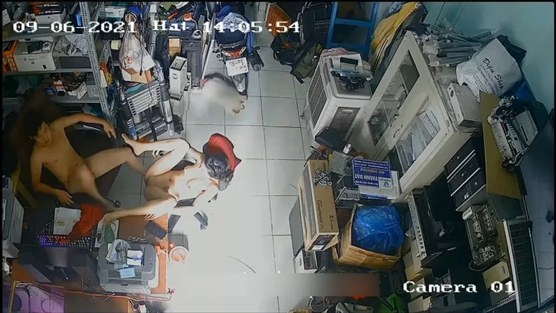 Cô vợ chồng yêu chịch nhau trong của cu máy tính